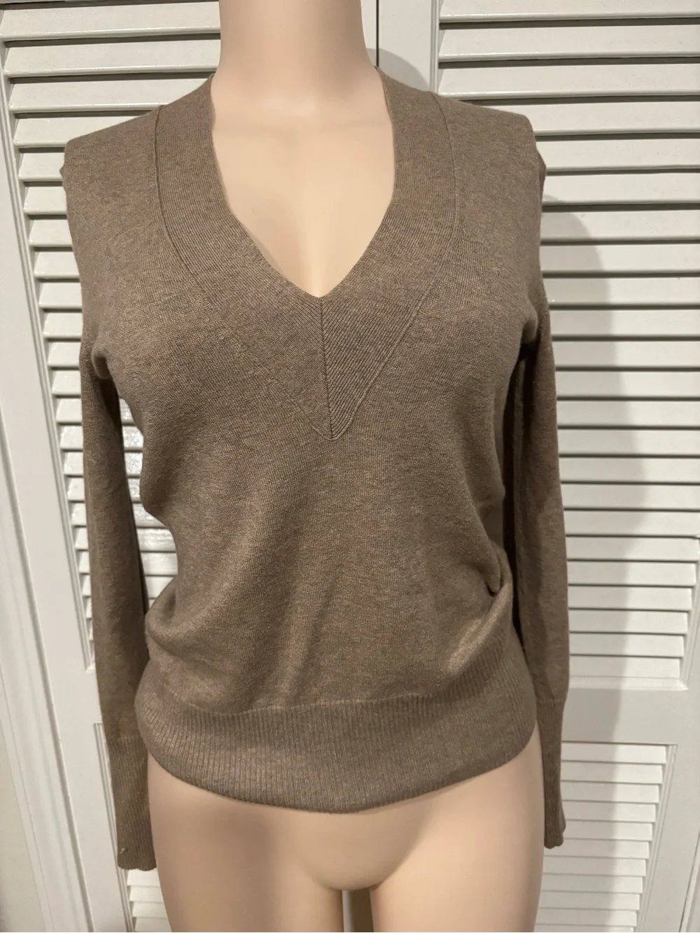 Banana Republic Women's V-Neck Sweater in Taupe